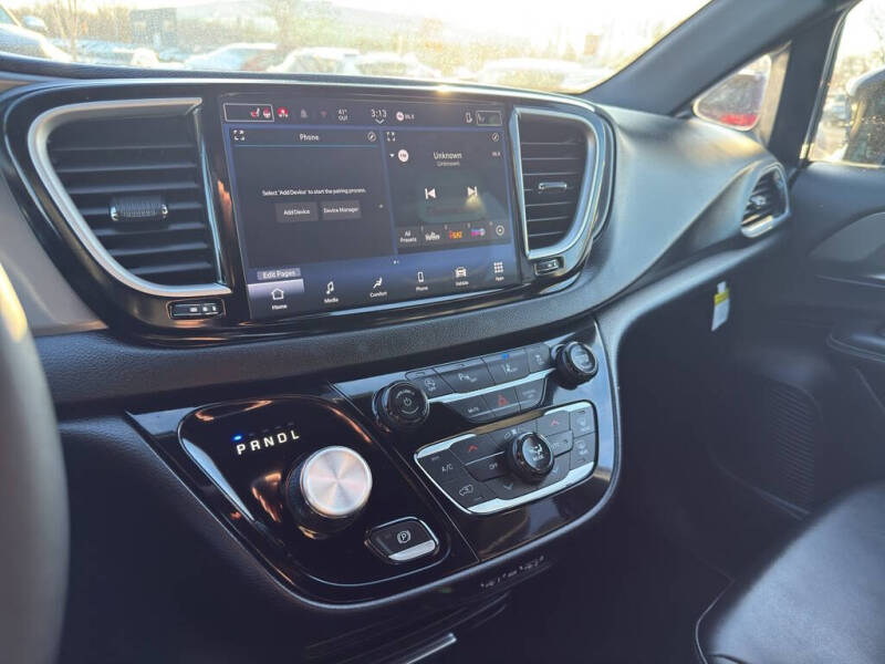 2025 Chrysler Voyager LX