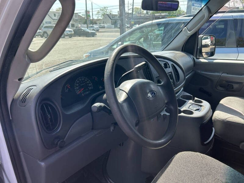 2003 Ford E-Series E-150 Base