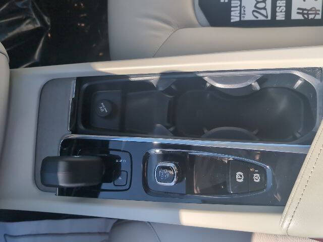 2023 Volvo XC60 B5 Plus Dark Theme