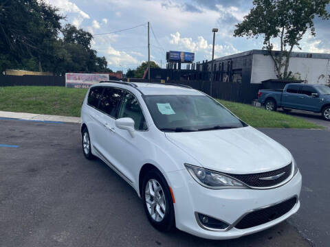 2017 Chrysler Pacifica Touring-L Plus
