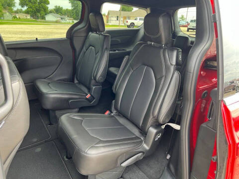 2027 Chrysler Pacifica Select