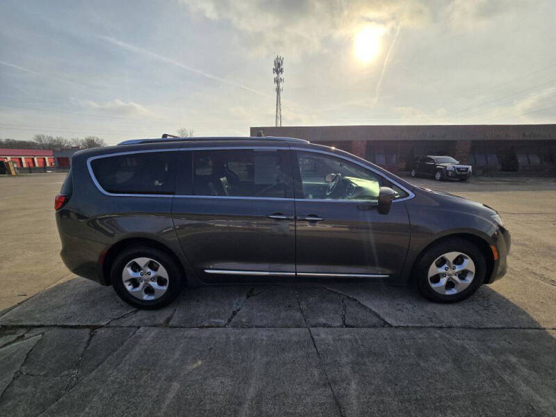 2017 Chrysler Pacifica Touring-L Plus