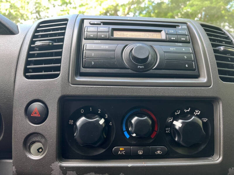 2011 Nissan Pathfinder LE