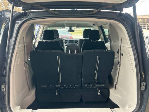 2022 Chrysler Voyager LX