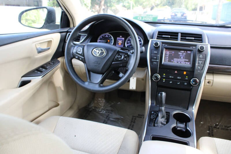 2016 Toyota Camry LE photo 14