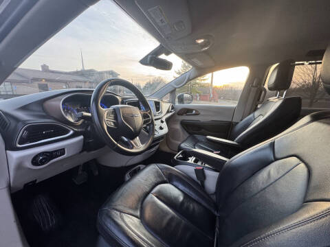 2017 Chrysler Pacifica Touring-L