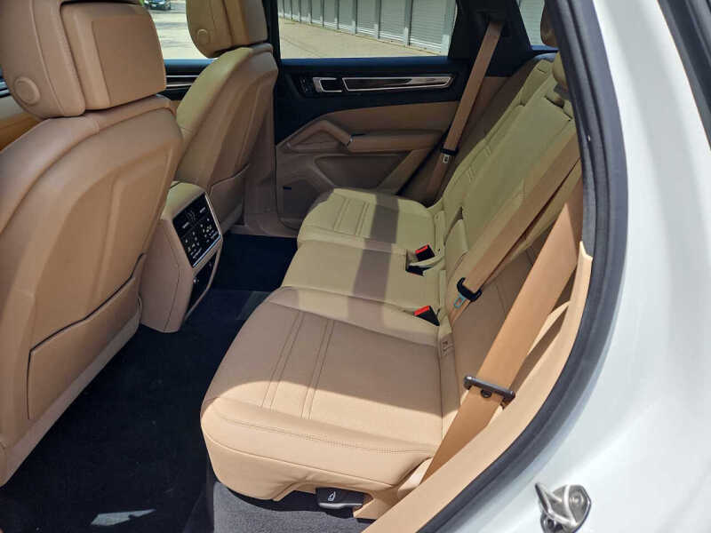 2023 Porsche Cayenne Platinum Edition