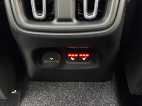 2023 Volvo XC40 B5 Ultimate Dark Theme