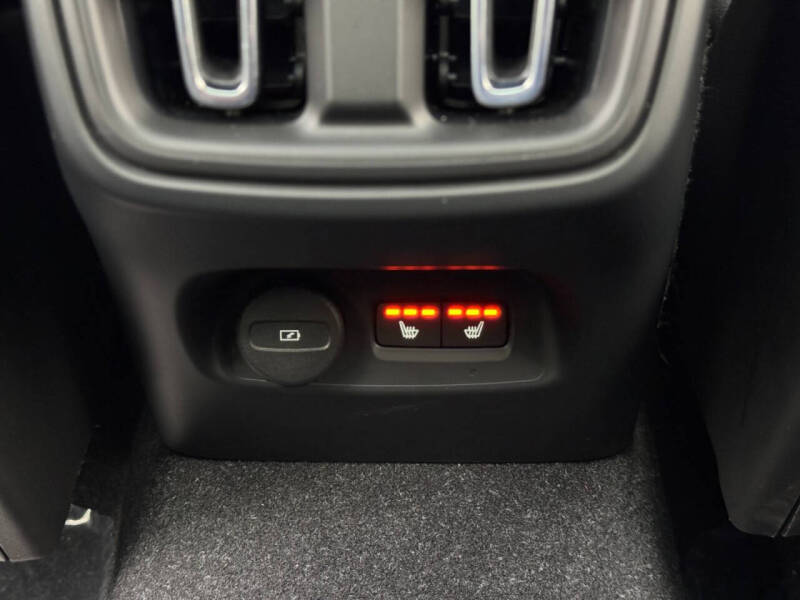 2023 Volvo XC40 B5 Ultimate Dark Theme