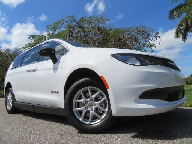 2025 Chrysler Voyager LX