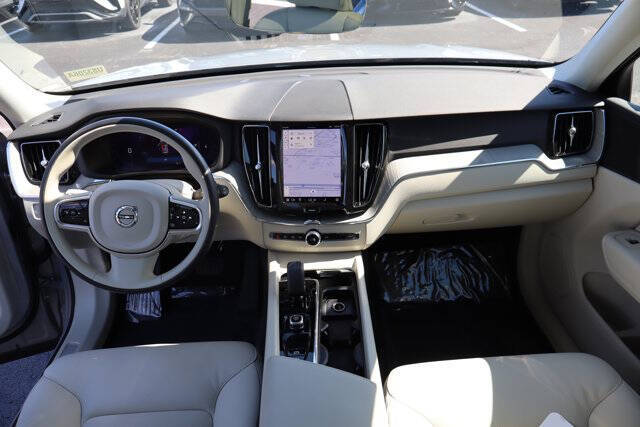 2024 Volvo XC60 B5 Plus Dark Theme