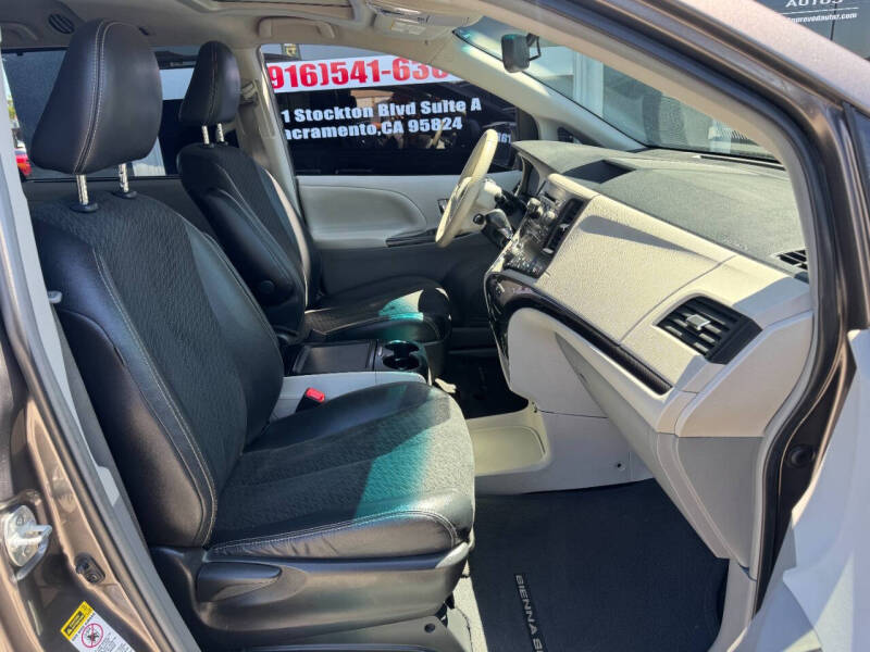 2014 Toyota Sienna SE 8-Passenger