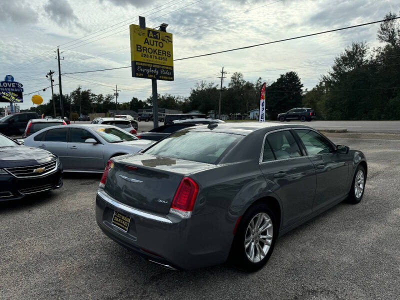 2018 Chrysler 300 Touring photo 8