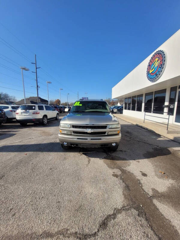 2003 Chevrolet Suburban LS photo 2