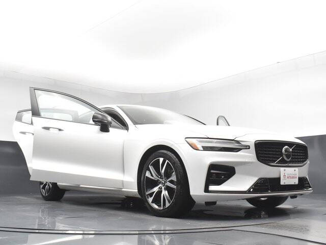 2024 Volvo S60 B5 Core Dark Theme