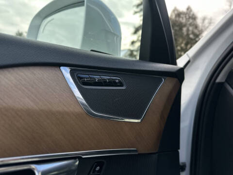2021 Volvo XC90 T6 Momentum 7-Passenger