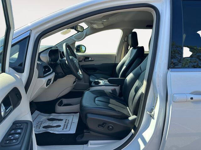 2024 Chrysler Pacifica Plug-In Hybrid Select