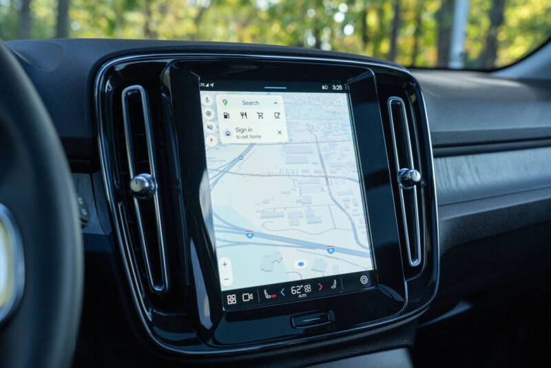 2024 Volvo XC40 B5 Ultimate Dark Theme