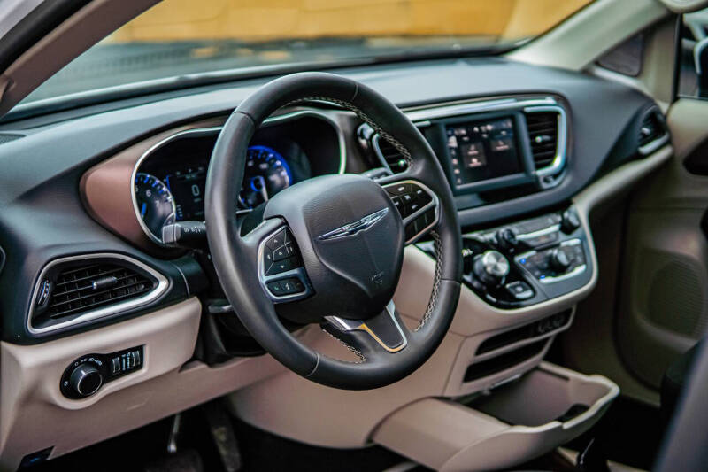 2023 Chrysler Voyager LX