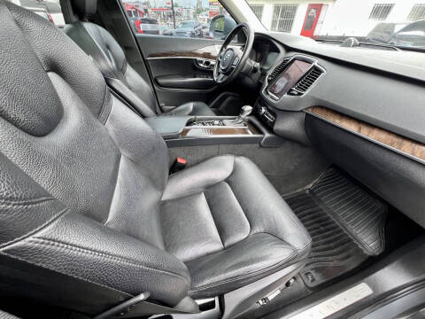 2016 Volvo XC90 T6 Momentum