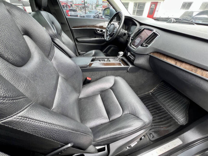 2016 Volvo XC90 T6 Momentum