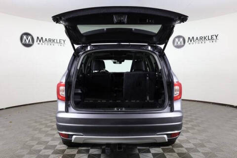 2019 Honda Pilot Touring w/Rear Captain's Chairs