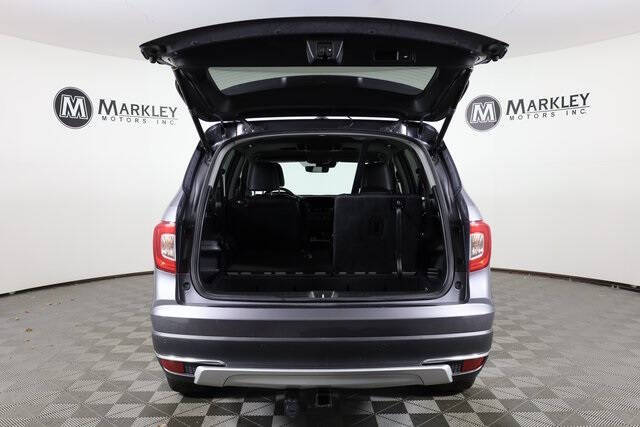 2019 Honda Pilot Touring w/Rear Captain's Chairs