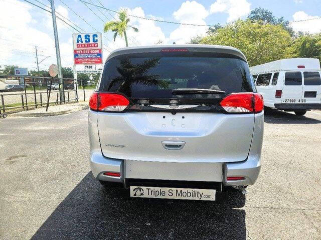 2022 Chrysler Voyager LX