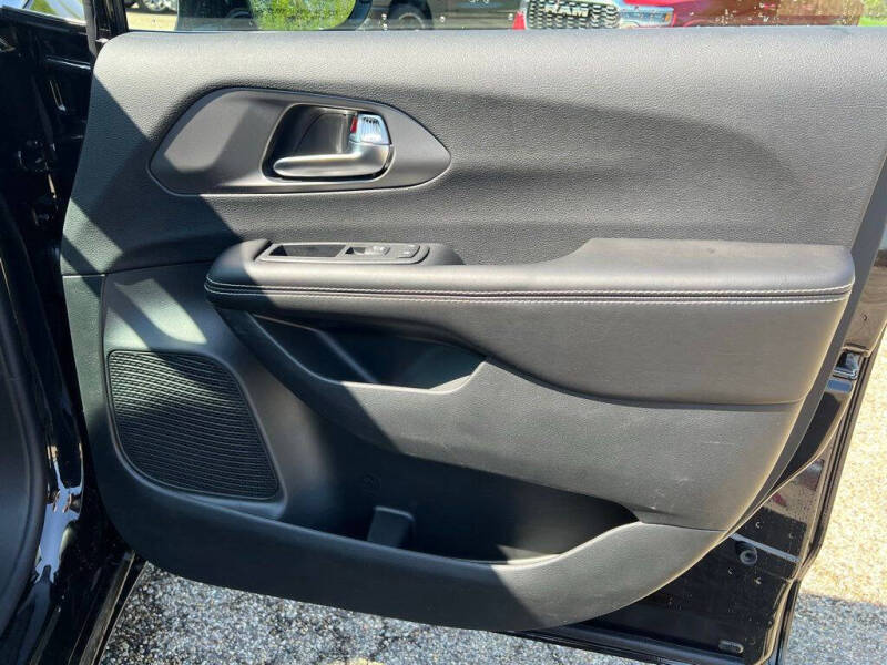 2027 Chrysler Pacifica Select