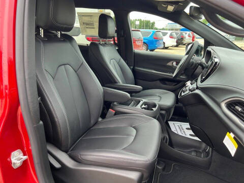 2027 Chrysler Pacifica Select
