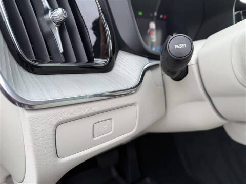 2024 Volvo XC60 B5 Plus Dark Theme