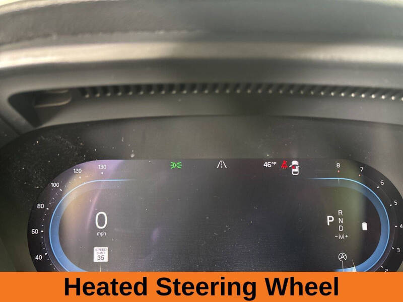 2024 Volvo XC40 B5 Ultimate Dark Theme