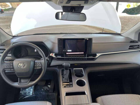 2026 Toyota Sienna LE 8-Passenger