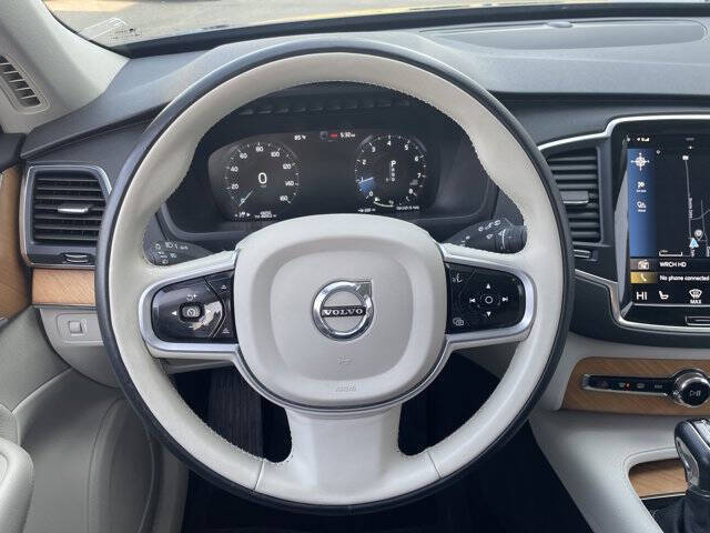 2022 Volvo XC90 T6 Momentum 6-Passenger