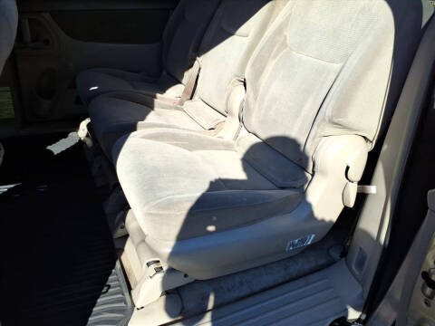 2004 Toyota Sienna LE 8 Passenger