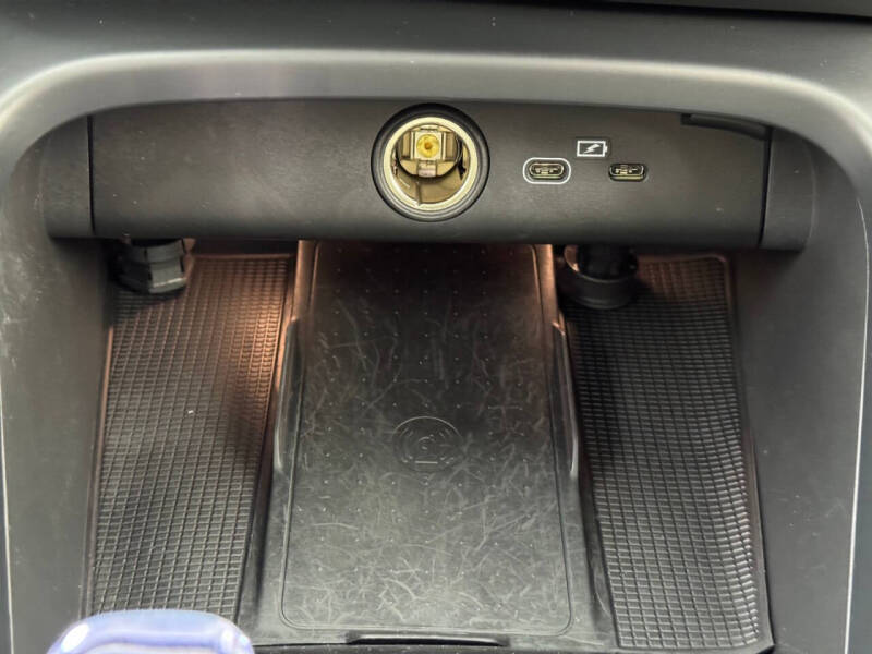 2024 Volvo XC40 B5 Plus Bright Theme