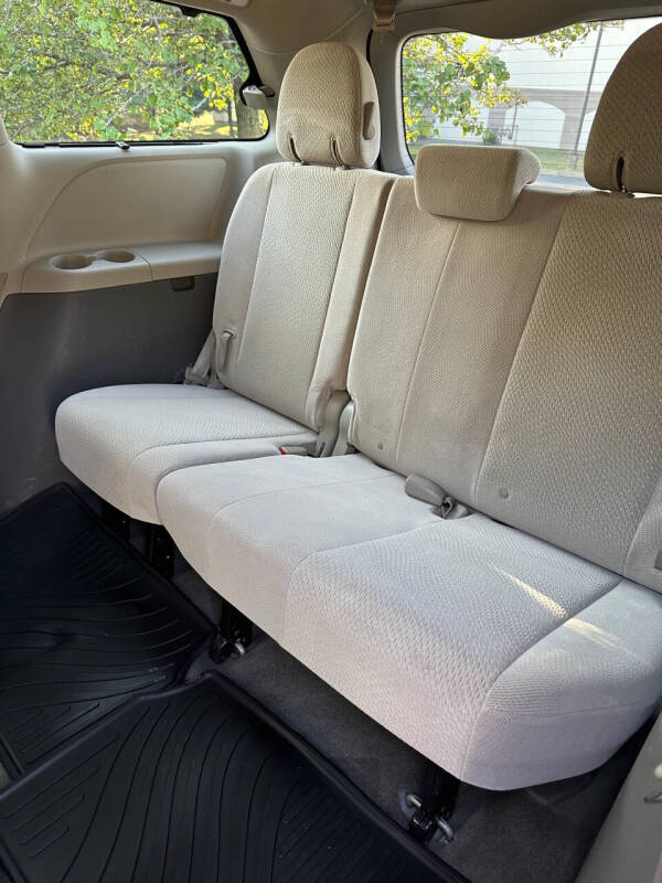 2013 Toyota Sienna LE 7-Passenger