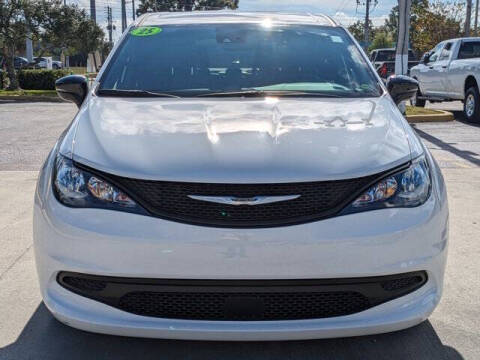 2025 Chrysler Voyager LX