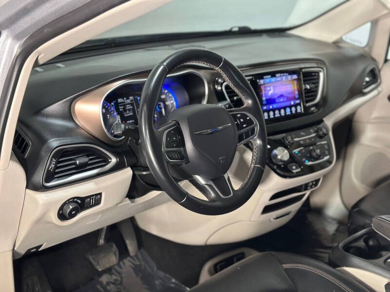 2017 Chrysler Pacifica Touring-L