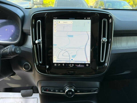 2025 Volvo XC40 B5 Core Bright Theme