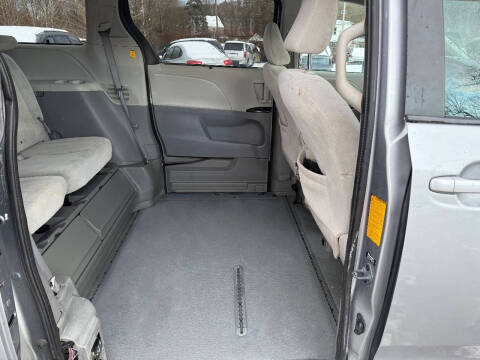 2013 Toyota Sienna LE 7-Passenger Auto Access Seat