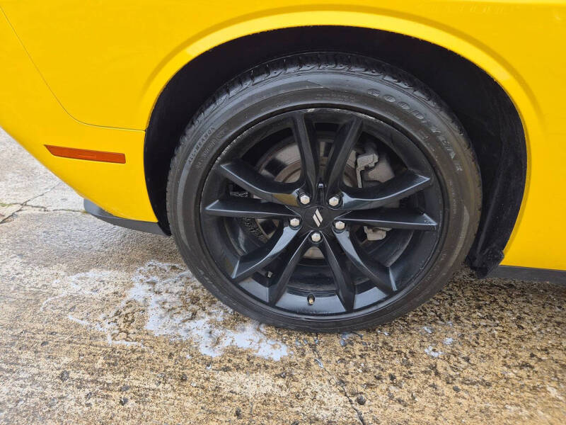2017 Dodge Challenger SXT Plus