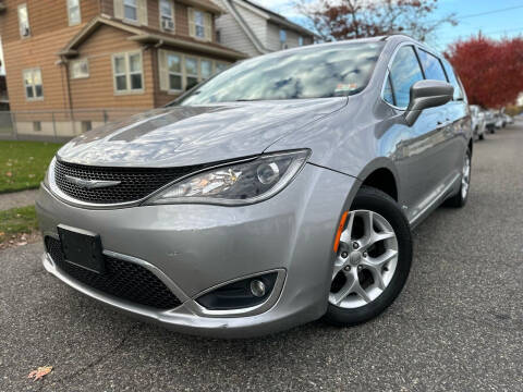 2017 Chrysler Pacifica for sale at Illinois Auto Sales in Paterson NJ
