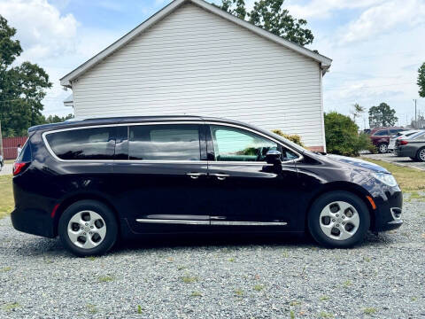 2017 Chrysler Pacifica Touring-L Plus