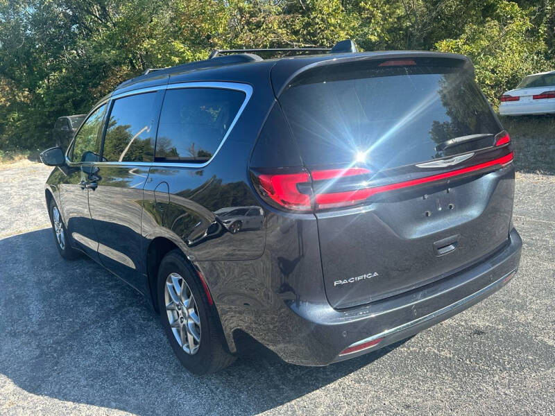 2021 Chrysler Pacifica Touring photo 9