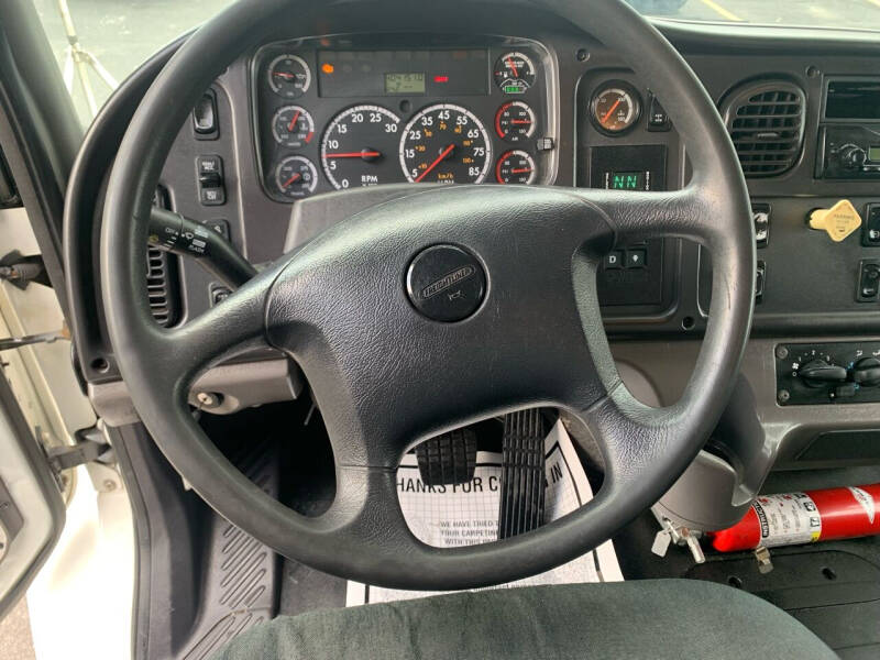 2012 Freightliner M2 106