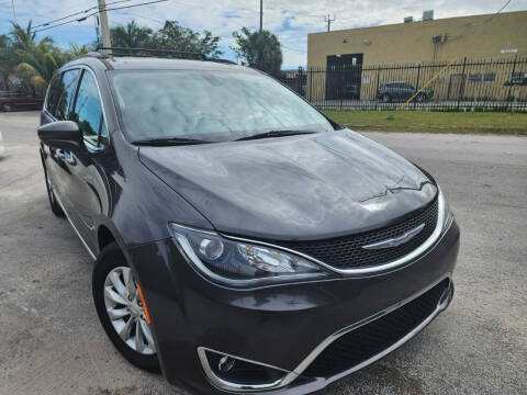 2017 Chrysler Pacifica for sale at Vice City Deals in Doral FL