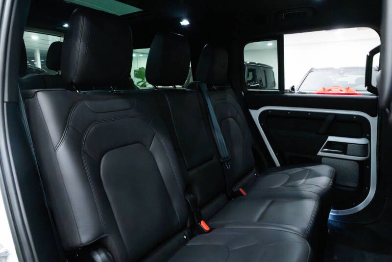 2023 Land Rover Defender 130 SE