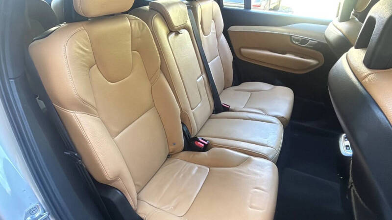 2017 Volvo XC90 T6 Momentum