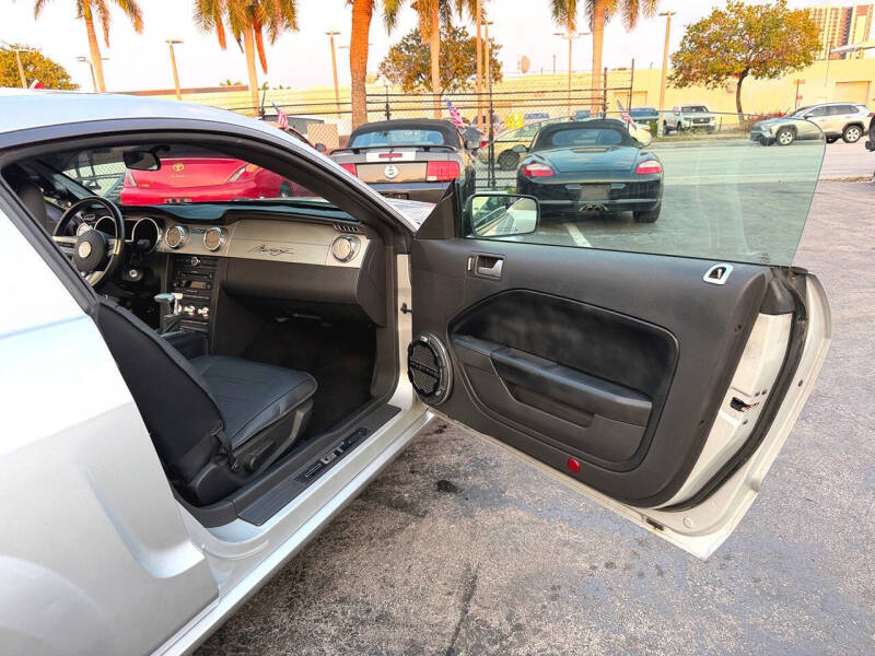 2005 Ford Mustang GT Deluxe